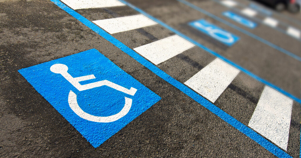 places réservées aux personnes handicapées (